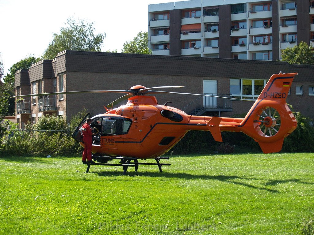 Einsatz Christoph 3 VU Kind Koeln Vingst Thorwaldsenstr   P10.JPG